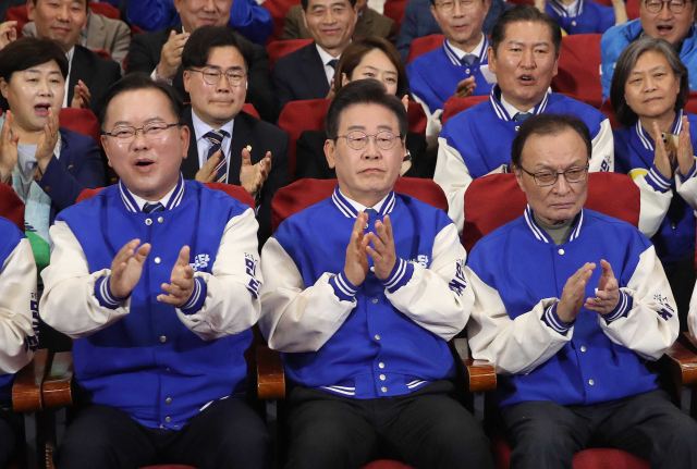 더불어민주당 이재명 대표, 이해찬·김부겸 상임공동선거대책위원장 등 당 지도부가 10일 오후 서울 여의도 국회 의원회관에 마련된 제22대 국회의원선거(총선) 민주당 개표 상황실에서 방송사 출구조사 결과를 지켜보며 환호하고 있다. 연합뉴스