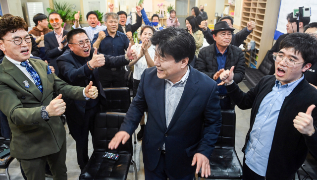 제22대 국회의원선거 안산갑에 출마한 더불어민주당 양문석 후보가 10일 오후 경기도 안산시 상록구 선거사무소에서 개표방송을 보고 있다. 연합뉴스