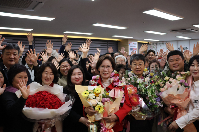 이인선 당선인이 11일 대구 수성구 지산동에서 지지자들과 함께 했다. 매일신문DB
