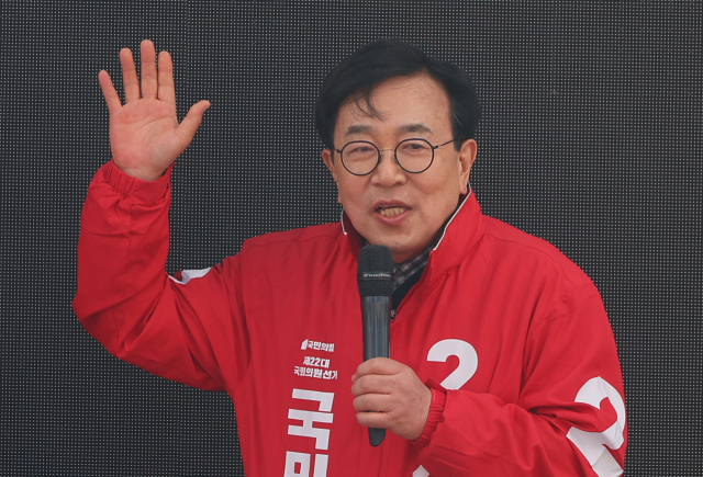 1일 부산 북구 덕천우리약국 앞에서 국민의힘 서병수 후보가 지지를 호소하고 있다. 연합뉴스
