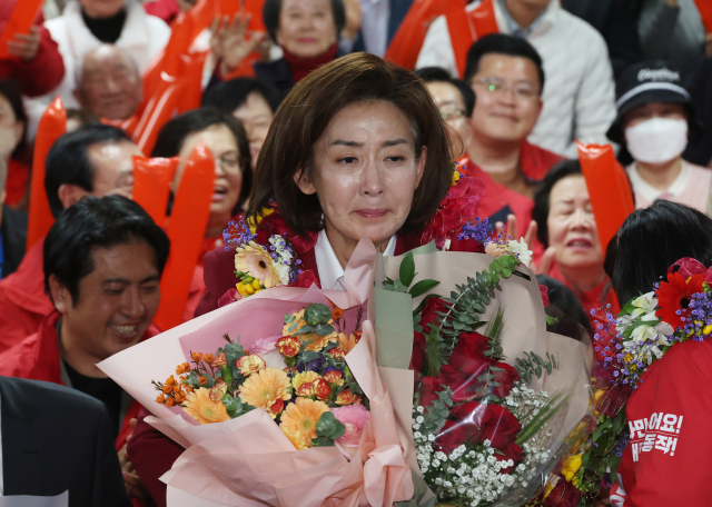 서울 동작을에서 당선이 확실시된 국민의힘 나경원 후보가 11일 서울 동작구 선거사무소에서 꽃다발을 받고 있다. 연합뉴스