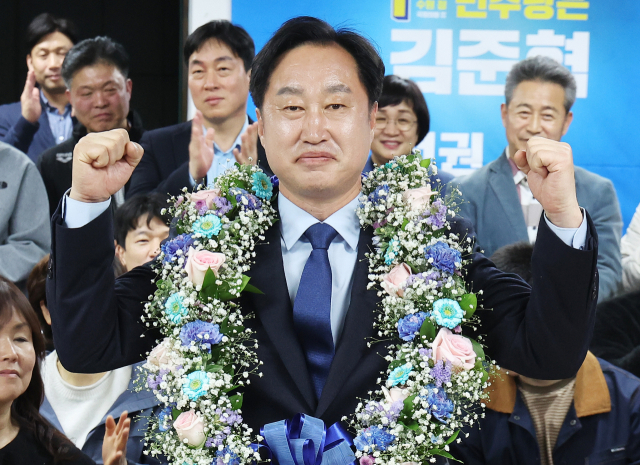 제22대 국회의원선거 수원정에 출마한 더불어민주당 김준혁 후보가 11일 오전 경기도 수원시 영통구 선거사무소에서 당선이 확실해지자 기뻐하고 있다. 연합뉴스