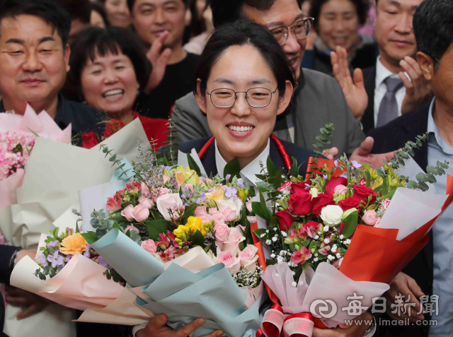 22대 총선 경북 경산에서 승리한 조지연 국민의힘 당선인이 11일 새벽 선거사무소에서 축하 꽃다발을 들고 기뻐하고 있다. 정운철 기자 woon@imaeil.com