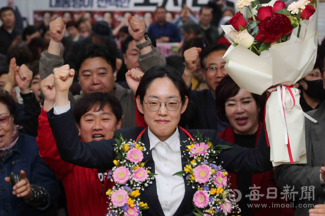 22대 총선 경북 경산에서 승리한 조지연 국민의힘 당선인이 11일 새벽 선거사무소에서 꽃목걸이를 목에 걸고 지지자들의 축하를 받고 있다. 있다. 정운철 기자 woon@imaeil.com