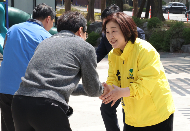 제22대 국회의원선거 경기고양시갑에 출마한 녹색정의당 심상정 후보가 9일 경기도 고양시 덕양노인복지관을 찾아 어르신들과 인사하고 있다. 연합뉴스