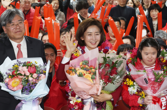 서울 동작을에서 당선이 확실해진 국민의힘 나경원 후보가 11일 동작구 선거사무소에서 가족과 함께 포즈를 취하고 있다. 연합뉴스