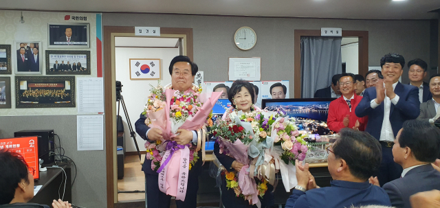 박상웅 후보가 부인 최영심 여사와 함께 국회의원 당선 축하 인사를 하고 있다. 박상웅 후보 선거사무실 제공