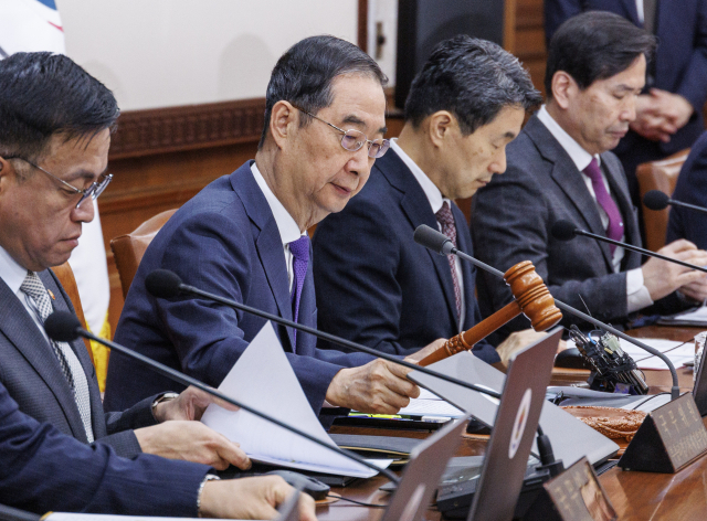 한덕수 국무총리를 비롯한 국무위원들이 11일 오전 서울 종로구 정부서울청사에서 열린 국무회의에 참석해 의사봉을 두드려 개회를 알리고 있다. 연합뉴스