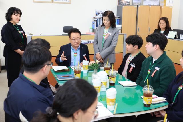 손병복 울진군수가 직접 부서를 찾아 현장 결제를 하고 직원들의 애로사항을 듣고 있다. 울진군 제공