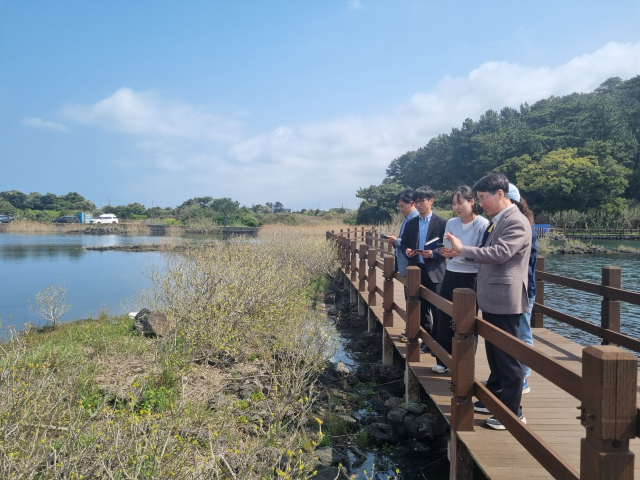 부산도시공사 관계자가 기후변화에 따른 지역 식생변화 등에 대비하기 위해 제주도 식생조사를 진행하고 있다. [사진=부산도시공사]