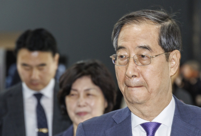 윤석열 대통령에게 사퇴 의사를 표명한 것으로 알려진 한덕수 국무총리가 11일 오전 서울 서대문구 국립대한민국임시정부기념관에서 열린 제105주년 대한민국 임시정부수립 기념식 참석 뒤 전시물 관람을 마친 뒤 굳은 표정으로 행사장을 빠져나가고 있다. 연합뉴스