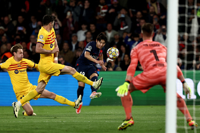 PSG의 이강인이 11일 프랑스 파리의 파르크 데 프랭스에서 열린 2023-2024 UEFA UCL 8강 1차전 FC바르셀로나와의 경기에 출전해 슛을 시도하고 있다. 연합뉴스