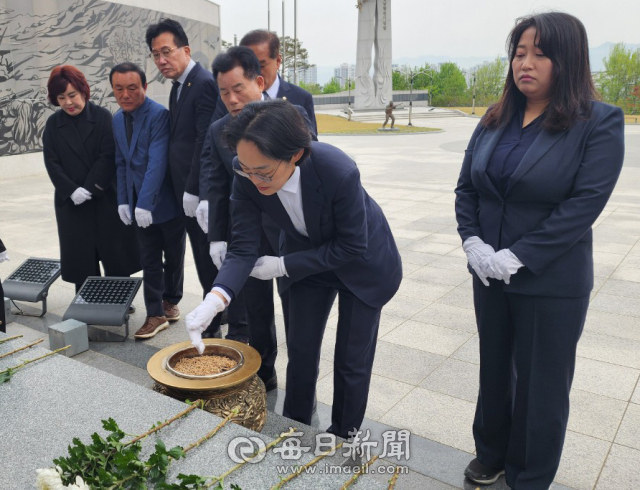 경선선거구 국민의힘 조지연 당선인이 11일 오전 배한철 선대위원장, 지방의원들과 함께 충혼탑을 찾아 참배를 하고 있다. 조지연 당선인 선거사무소 제공