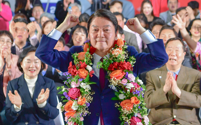 제22대 국회의원선거 분당갑에 출마한 국민의힘 안철수 후보가 11일 오전 경기도 성남시 분당구 선거사무소에서 당선이 확실해지자 기뻐하고 있다. 연합뉴스