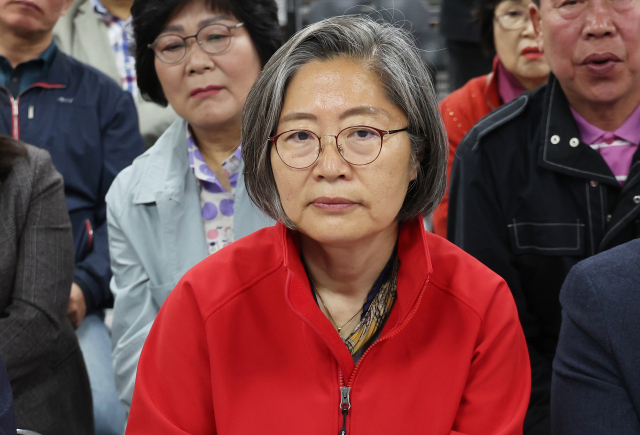 제22대 국회의원선거 수원정에 출마한 국민의힘 이수정 후보가 10일 오후 경기도 수원시 영통구 선거사무소에서 개표방송을 보고 있다. 연합뉴스