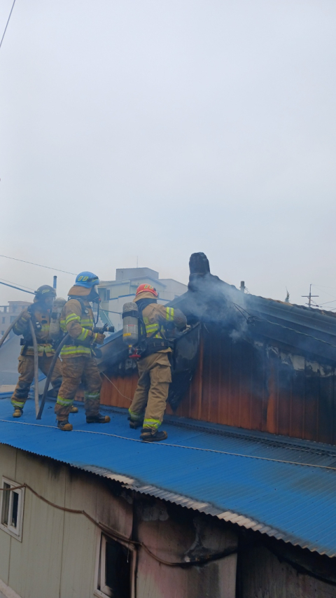 포항 주택 화재…60대 남성 등 거주자 2명 양손 화상 등 부상 입어