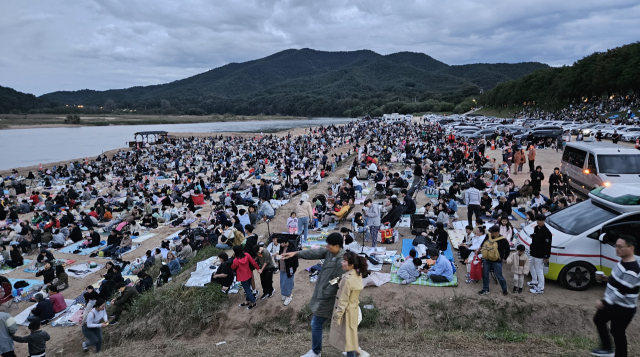 안동시는 오는 5월 5일을 시작으로 하회마을 부용대와 만송정 일대에서 하회선유줄불놀이 시연에 들어간다. 올 해는 5회에 걸쳐 관광객들에게 선 보인다. 사진은 지난해 시연을 보기위해 몰려든 관광객 인파들. 매일신문 D/B