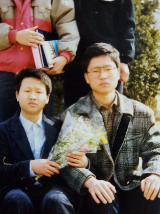 고등학교 졸업식 마치고 찍은 기념사진. 앞줄 왼쪽이 친구 고(故) 송대순, 오른쪽이 필자 김동찬 씨. 김동찬 제공