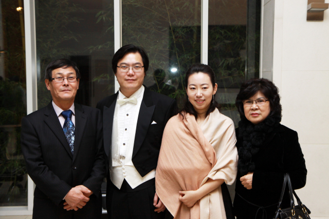 2009년 박민석 귀국 독창회 때 찍은 사진. 왼쪽부터 아버지 고(故) 박재현 씨, 박민석 부부, 어머니. 박민석 씨 제공.