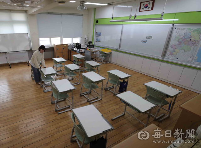 올해 6월 대구 시내 한 초등학교 교실에서 선생님이 빈 교실을 지키는 모습. 대구교대는 저출산에 따른 학령인구 감소로 2025학년도 입학정원을 46명 감원할 예정이다. 정운철 기자 woon@imaeil.com