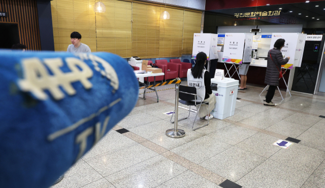 제22대 국회의원선거일인 10일 오전 서울 광진구 자양제3동제7투표소에서 외국의 언론사가 투표소의 모습을 카메라에 담고 있다. 연합뉴스