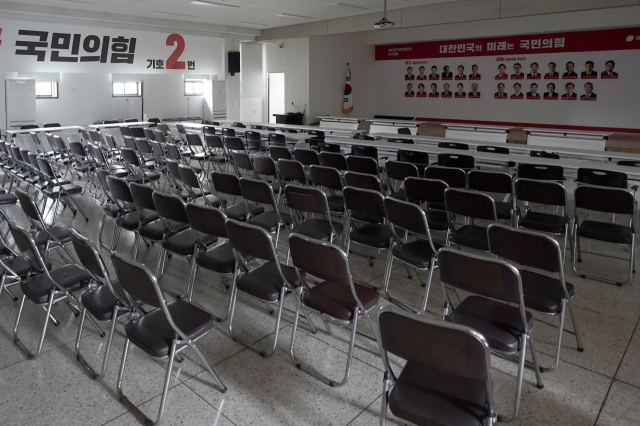 11일 국민의힘 대구시당 대강당이 불이 꺼진 채 썰렁한 모습을 보이고 있다. 국민의힘 대구·경북 선대위는 25개 선거구를 모두 석권했지만, 여당의 처참한 패배로 이날 해단식을 열지 않았다. 김영진 기자 kyjmaeil@imaeil.com