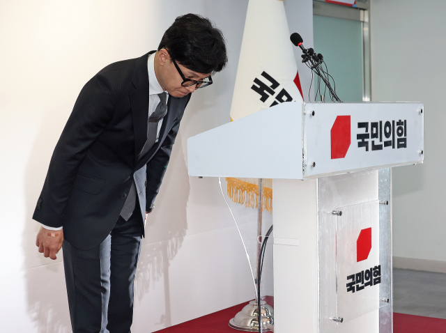 국민의힘 한동훈 비상대책위원장이 11일 서울 여의도 국민의힘 당사에서 제22대 국회의원 선거 관련 입장 발표에 앞서 인사하고 있다. 연합뉴스