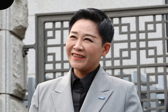 조국혁신당 비례대표로 당선된 가수 리아(김재원)이 11일 오후 서울 서초구 대검찰청 앞에서 열린 당의 첫 공식 기자회견에서 참석자들과 대화하고 있다. 연합뉴스
