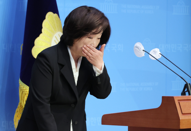 정의당 심상정 의원이 11일 국회 소통관에서 22대 총선 결과 관련 입장발표 기자회견을 마치며 인사하고 있다. 심 의원은 이날 
