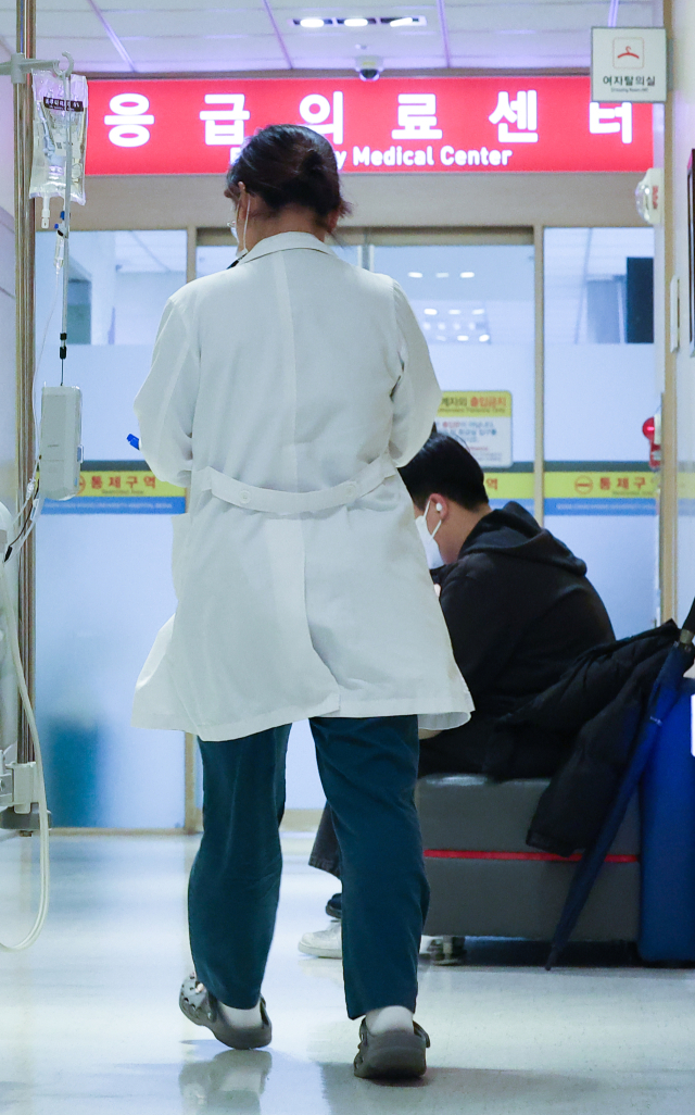 전공의 집단행동이 한 달간 이어지고 있는 19일 오전 서울 시내 한 대형병원에서 한 의료 관계자가 응급의료센터로 이동하고 있다. 연합뉴스
