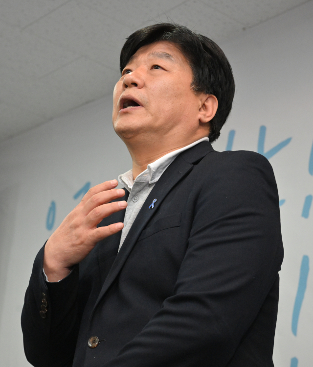 제22대 국회의원선거 안산갑에 출마한 더불어민주당 양문석 후보가 11일 오전 경기도 안산시 상록구 선거사무소에서 당선이 확실시된 뒤 소감을 밝히고 있다. 연합뉴스