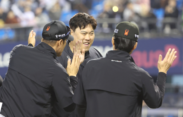 11일 오후 서울 잠실야구장에서 열린 프로야구 한화 이글스와 두산 베어스의 경기. 3-0으로 승리한 한화 류현진과 선수들이 기뻐하고 있다. 연합뉴스