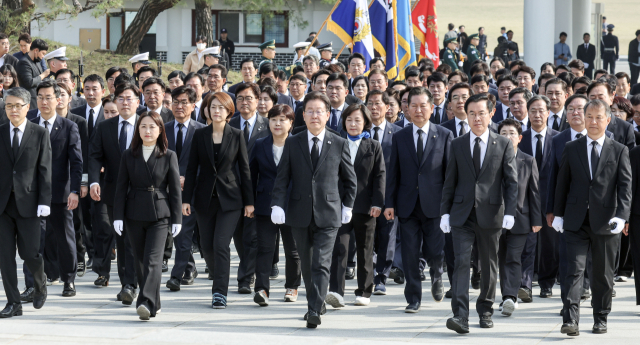 더불어민주당 이재명 대표와 더불어민주연합 윤영덕, 백승아 공동대표가 12일 오전 22대 총선 당선인들과 서울 동작구 국립서울현충원을 찾아 참배하기 위해 이동하고 있다. 연합뉴스