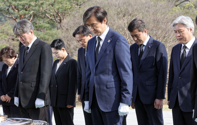 조국혁신당 조국 대표가 12일 오전 서울 동작구 국립서울현충원을 찾아 묵념하고 있다. 연합뉴스