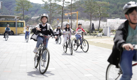 '봄바람 휘날리며~♬'…점심시간 라이딩 즐기는 청송 파천초 학생들