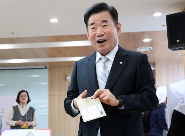 김진표 국회의장이 5일 오전 서울 영등포구 여의동주민센터에 마련된 제22대 국회의원선거 사전투표소에서 투표를 하고 있다. 연합뉴스