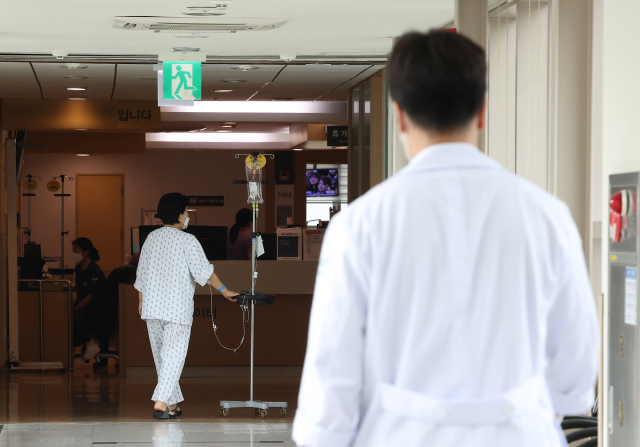 서울 한 대학병원에서 한 의료 관계자가 이동하고 있다. 연합뉴스
