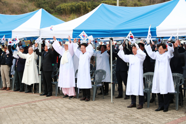 제3회 매화 기미항일독립만세운동 기념식에서 참석자들이 만세를 부르고 있다. 울진군 제공