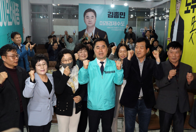 세종갑에 출마한 새로운미래 김종민 후보가 10일 오후 세종시 대평동 선거사무소에서 당선이 유력해지자 지지자들과 함께 기뻐하고 있다. 연합뉴스