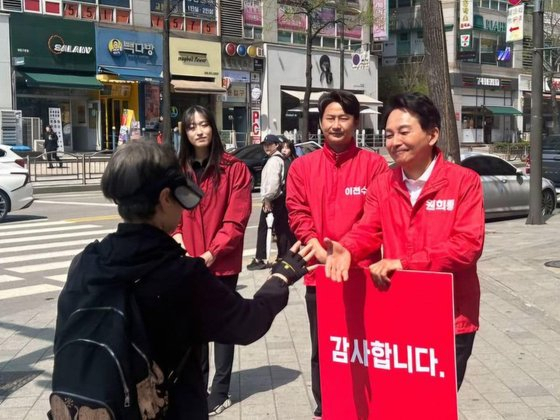 지난 4.10 총선에서 인천 계양을에 출마한 원희룡 국민의힘 후보의 선거운동을 도운 전 축구선수 이천수 씨가 원 후보의 낙선 인사에도 함께하면서 관심을 모으고 있다. 원희룡 페이스북 캡처