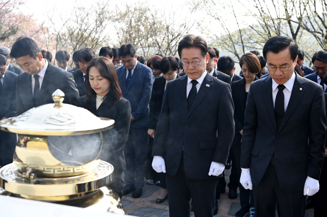 더불어민주당 이재명 대표가 12일 오전 더불어민주연합 윤영덕, 백승아 공동대표 및 22대 총선 당선인들과 서울 동작구 국립서울현충원을 찾아 묵념하고 있다. 연합뉴스