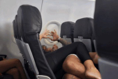 남녀가 비행기에서 뒤엉켜 뭐하나?…맨발에, 손하트까지