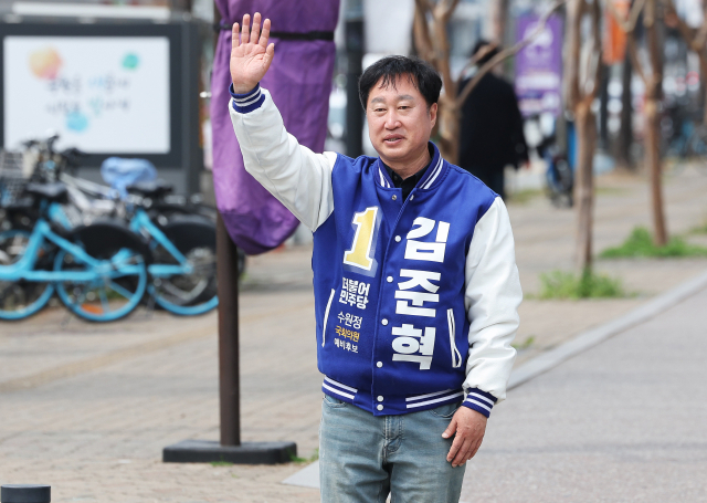 제22대 국회의원선거 경기 수원정 더불어민주당 김준혁 당선인이 11일 경기도 수원시 영통구 매탄동 일대에서 당선 인사를 하고 있다. 연합뉴스