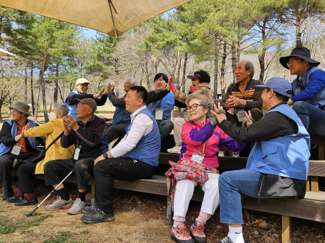 포항제철소 임직원들이 어르신과 함께 레크레이션을 즐기고 있다. 포스코 제공