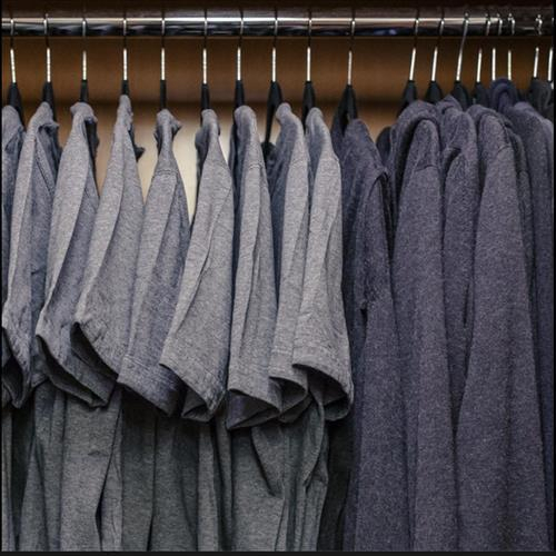 마크 저커버그가 페이스북에 공개한 자신의 옷장. 거의 매일 착용하는 회색 티셔츠가 걸려져 있다. 메타 제공