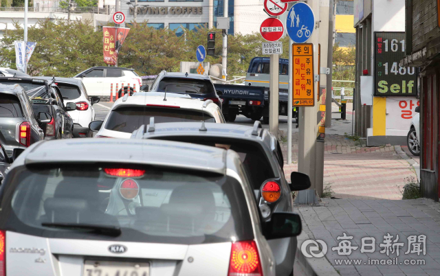 대구의 한 주유소가 차량들로 붐비고 있다. 매일신문 DB