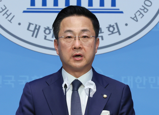 더불어민주당 박성준 대변인이 14일 국회 소통관에서 채 상병 특검법 관련 브리핑을 하고 있다. 연합뉴스