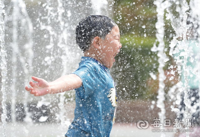 대구 낮 최고기온이 28.2℃까지 올라 초여름 날씨가 이어진 14일 대구 달서구 이월드 분수대에서 어린이들이 물놀이를 즐기며 더위를 식히고 있다. 안성완 기자 asw0727@imaeil.com