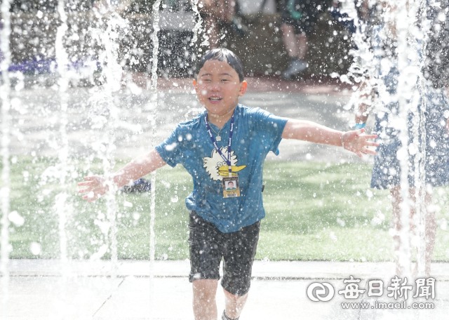 대구 낮 최고기온이 28.2℃까지 올라 초여름 날씨가 이어진 지난 14일 대구 달서구 이월드 분수대에서 어린이들이 물놀이를 즐기며 더위를 식히고 있다. 매일신문 DB