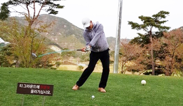 자신만의 스윙을 너무 확신하면, 더이상의 발전에 걸림돌이 되는 경우가 많다. 황환수 프로 제공